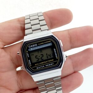 Montre digitale vintage argentée – cadran noir